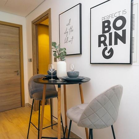 Fam Living - Marina Marvel - Studio Apartment With Breathtaking Views In Studio One Tower ドバイ エクステリア 写真