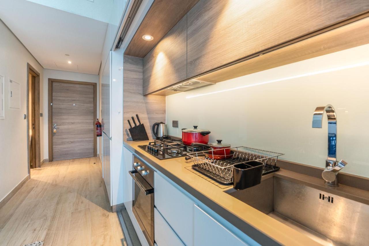 Fam Living - Marina Marvel - Studio Apartment With Breathtaking Views In Studio One Tower ドバイ エクステリア 写真