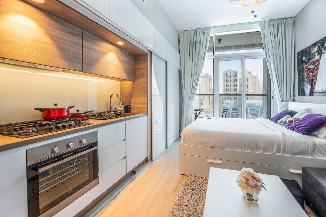 Fam Living - Marina Marvel - Studio Apartment With Breathtaking Views In Studio One Tower ドバイ エクステリア 写真