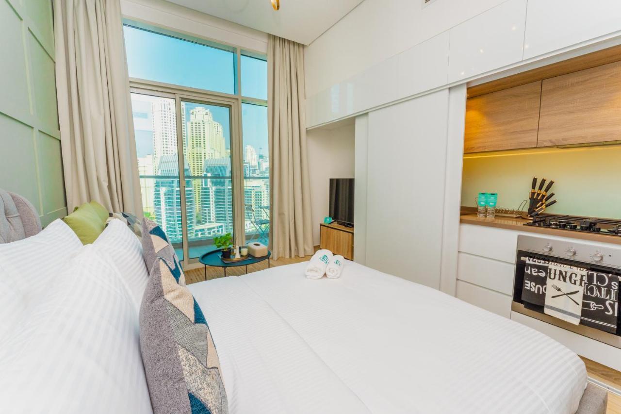 Fam Living - Marina Marvel - Studio Apartment With Breathtaking Views In Studio One Tower ドバイ エクステリア 写真