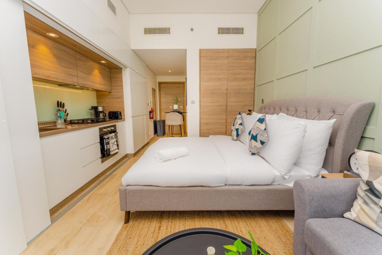 Fam Living - Marina Marvel - Studio Apartment With Breathtaking Views In Studio One Tower ドバイ エクステリア 写真