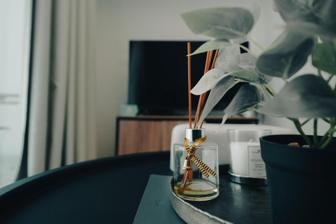 Fam Living - Marina Marvel - Studio Apartment With Breathtaking Views In Studio One Tower ドバイ エクステリア 写真